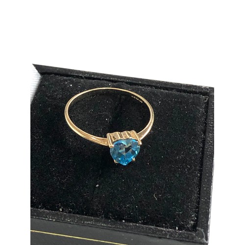 95 - 9ct gold heart topaz ring weight 1.2g