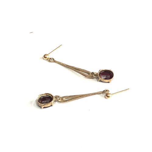 120 - 9ct gold Garnet earrings measure approx 4cm drop weight 2.6g