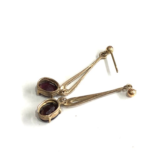 120 - 9ct gold Garnet earrings measure approx 4cm drop weight 2.6g