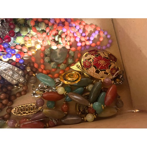 4 - Selection of costume jewellery
