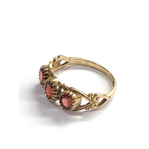 72 - 9ct gold garnet ring weight 2g