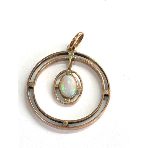 92 - 9ct gold opal pendant measures approx 2.6cm dia weight 2.5g