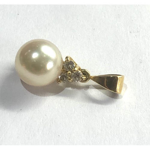 94 - 18ct gold cultured pearl and diamond pendant 1.8g