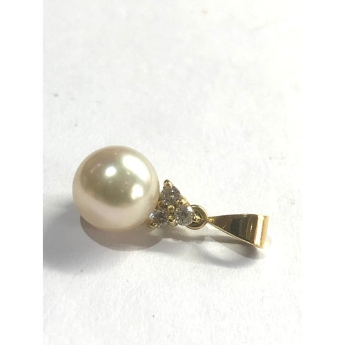 94 - 18ct gold cultured pearl and diamond pendant 1.8g