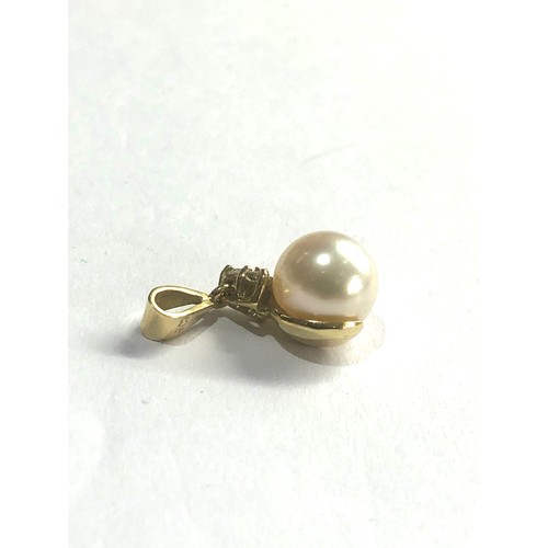 94 - 18ct gold cultured pearl and diamond pendant 1.8g