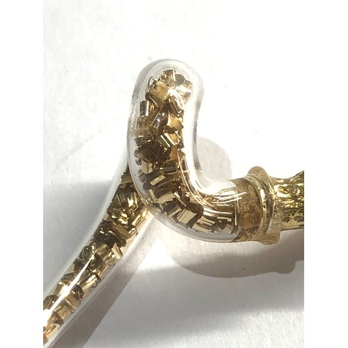 98 - 18ct gold snake weight 4.8g body made of small gold chips in casing as shown measures approx 5cm lon... 