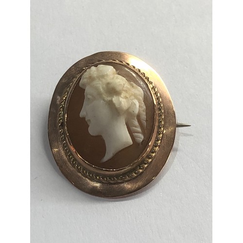 101 - Antique 9ct gold framed cameo brooch measures approx 2.7 by 2.3cm  weight 4.1g