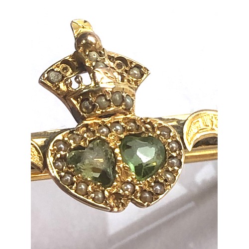 103 - Victorian 9ct gold jubilee peridot and pearl brooch measures approx 4.3cm by 1.7cm pearl to crown mi... 