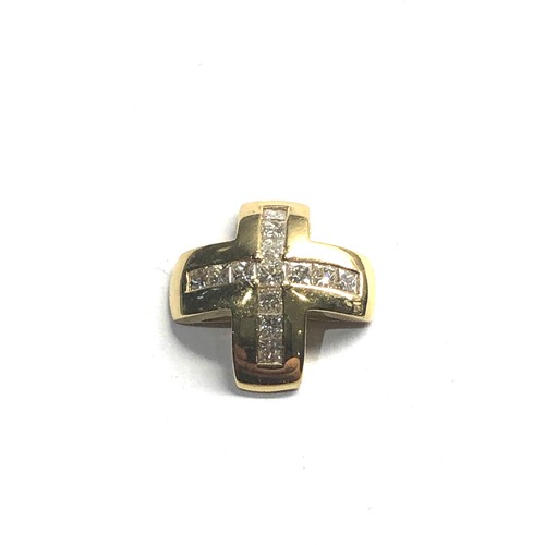 107 - 18ct gold  diamond cross pendant weight 2.4 0.20ct diamonds measures approx 1.4cm