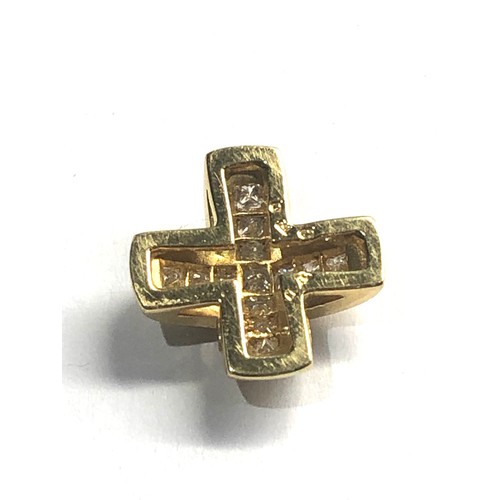 107 - 18ct gold  diamond cross pendant weight 2.4 0.20ct diamonds measures approx 1.4cm