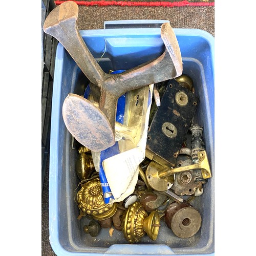 260 - 3 boxes of assorted items to include brassware etc