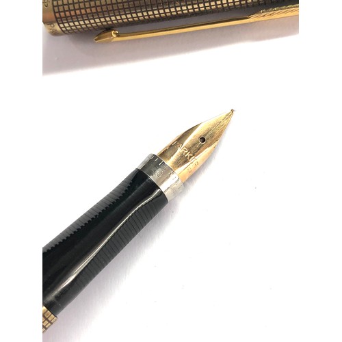 561 - Vintage silver & 14ct gold nib Parker fountain pen in good condition