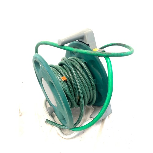 264 - Hose pipe with reel, rain wave sprinkler, garden sprayer