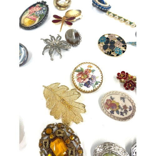 658 - Large selection of costume brooches, to include C Gems