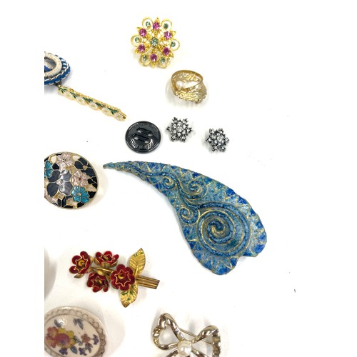 658 - Large selection of costume brooches, to include C Gems