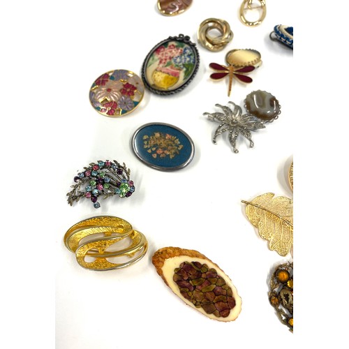 658 - Large selection of costume brooches, to include C Gems