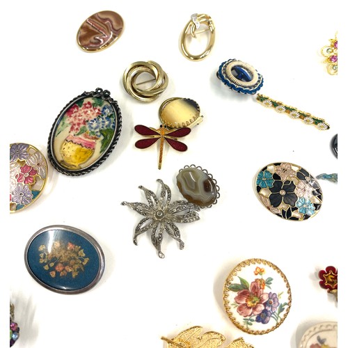 658 - Large selection of costume brooches, to include C Gems