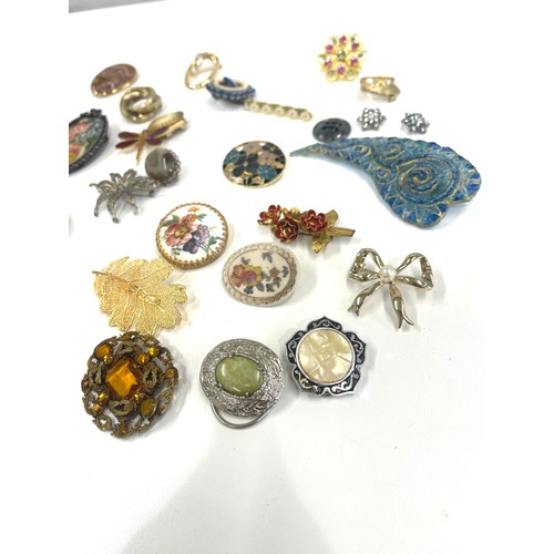 658 - Large selection of costume brooches, to include C Gems