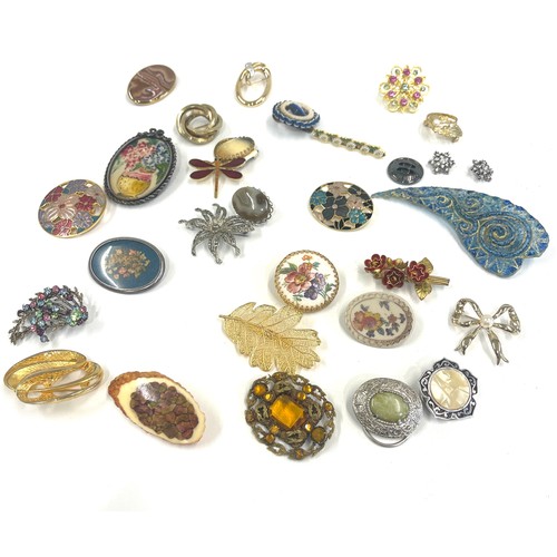 658 - Large selection of costume brooches, to include C Gems