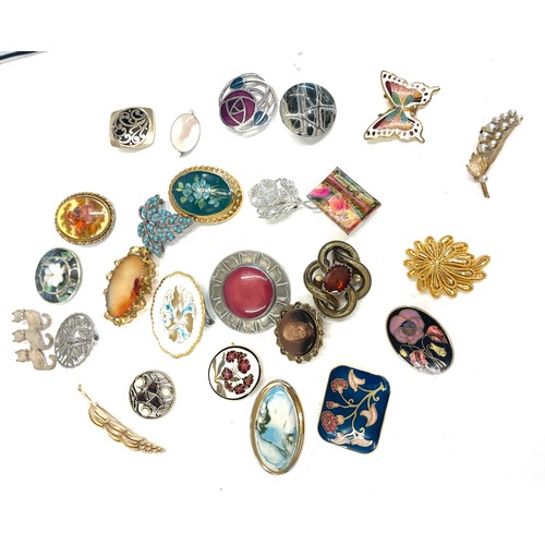 660 - Large selection of brooches to include Mexican, continental 925 silver, to include makers Coalport, ... 