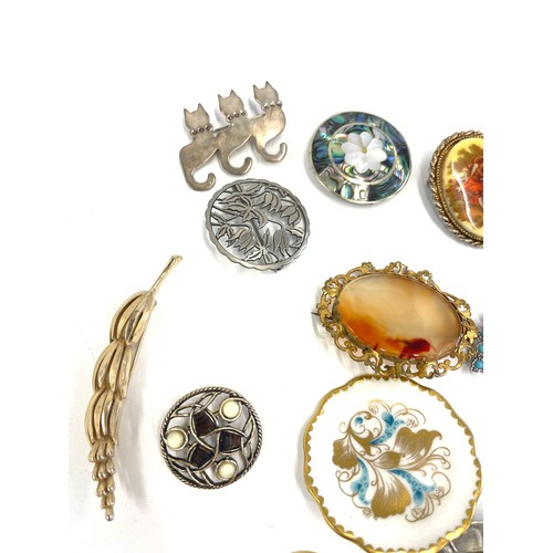 660 - Large selection of brooches to include Mexican, continental 925 silver, to include makers Coalport, ... 