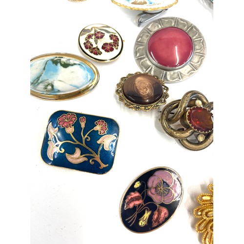 660 - Large selection of brooches to include Mexican, continental 925 silver, to include makers Coalport, ... 