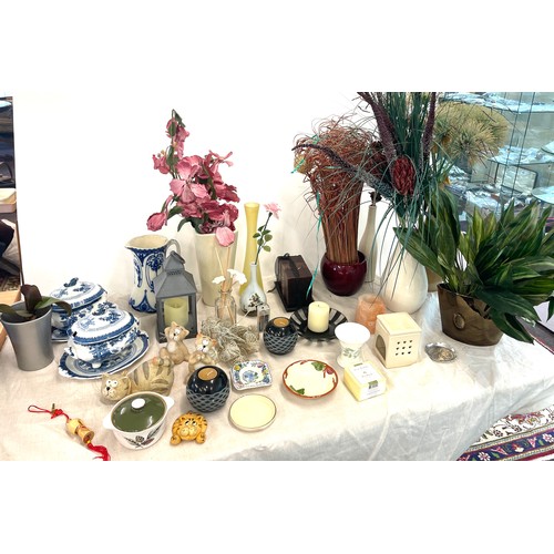 247 - Selection of miscellaneous pieces to include blue and white, vases, pottery etc