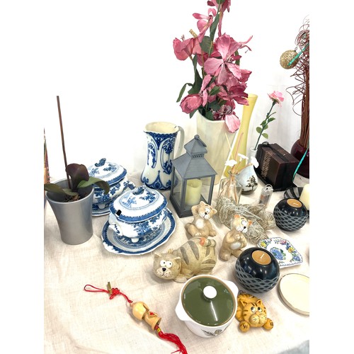 247 - Selection of miscellaneous pieces to include blue and white, vases, pottery etc