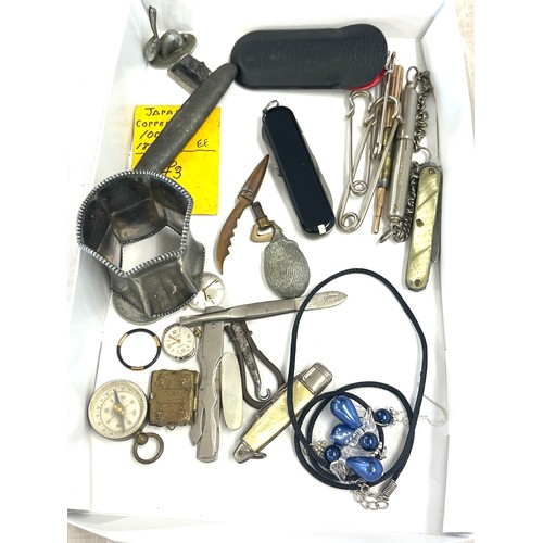 663 - Tray of miscellaneous items includes pocket knives, propelling pencil etc