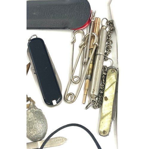 663 - Tray of miscellaneous items includes pocket knives, propelling pencil etc