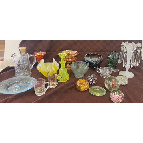 79 - Selection of vintage glassware to include handkerchief glass bowl, paperweights, cranberry, carnival... 