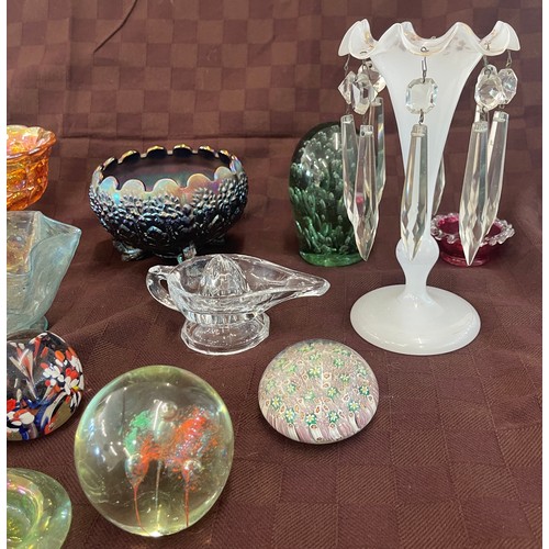 79 - Selection of vintage glassware to include handkerchief glass bowl, paperweights, cranberry, carnival... 