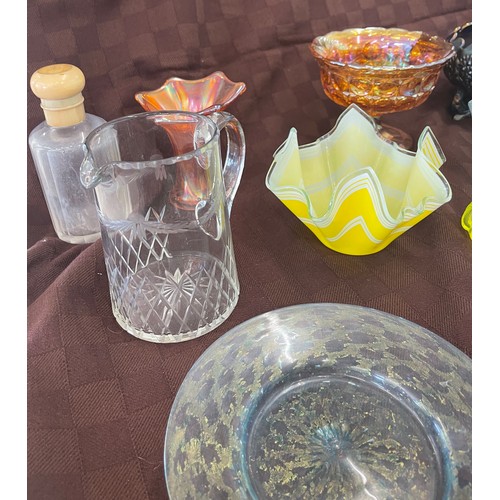 79 - Selection of vintage glassware to include handkerchief glass bowl, paperweights, cranberry, carnival... 