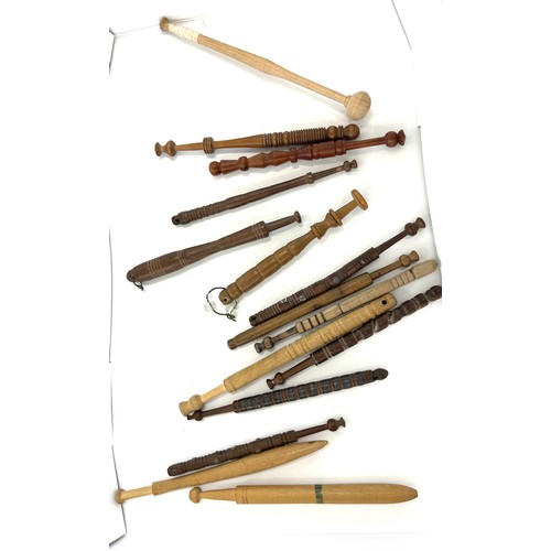 672 - 15 wooden lace bobbins