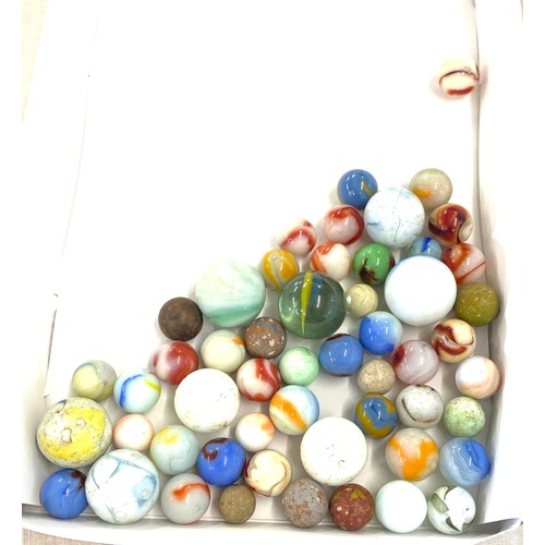 674 - Tray of assorted marbles