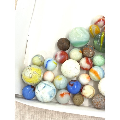 674 - Tray of assorted marbles