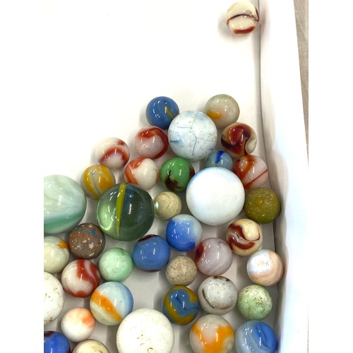 674 - Tray of assorted marbles