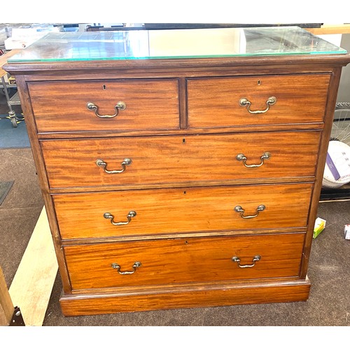 403 - Mahogany 2 over 3 chest of drawers with glass top, measures approx 42