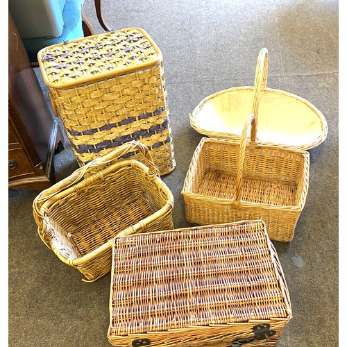 346 - Selection of 5 wicker baskets, includes laundry basket picnic basket etc