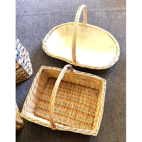 346 - Selection of 5 wicker baskets, includes laundry basket picnic basket etc