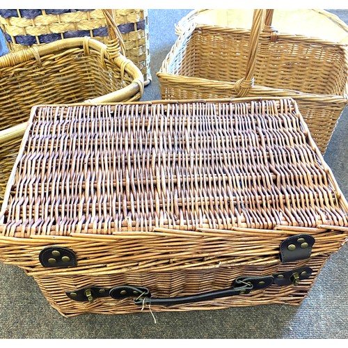 346 - Selection of 5 wicker baskets, includes laundry basket picnic basket etc