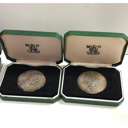 527 - 5 boxed silver coins