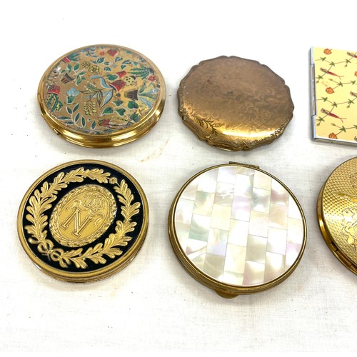 71 - Selection of vintage ladies compacts