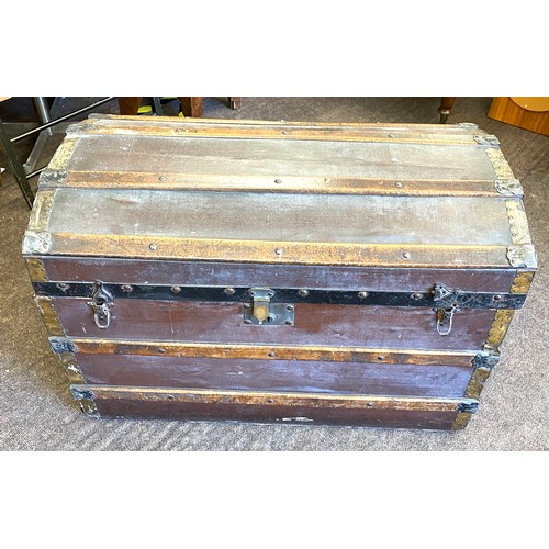 333 - Antique travel trunk with large quantity of linen