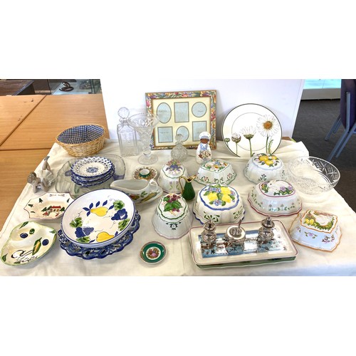 325 - Large selection of miscellaneous includes vintage franklin mint le cordon bleu jelly moulds, Lladro ... 