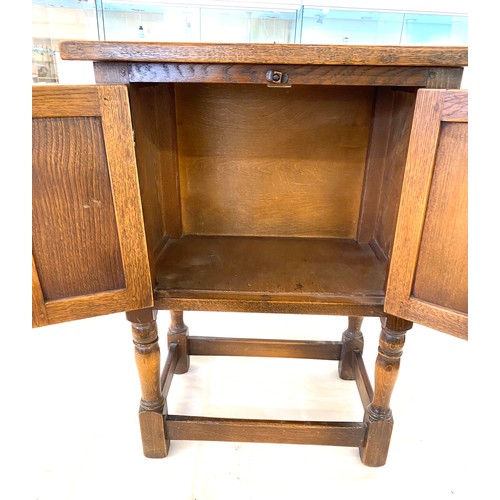 393 - Small 2 door oak cabinet, measures approx 27