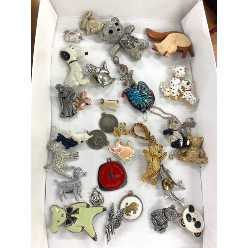 593 - Selection of stone set brooches etc