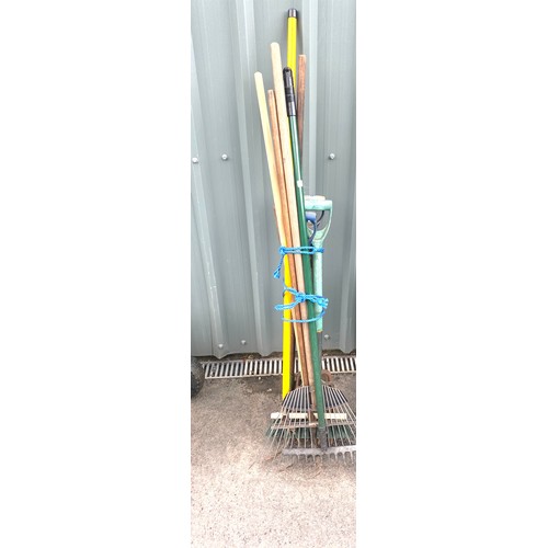 100H - Selection of assorted garden tools