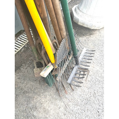 100H - Selection of assorted garden tools