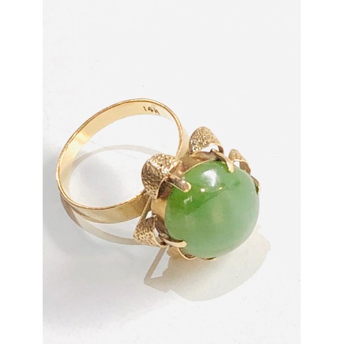 300 - 14ct gold Vintage nephrite ring with textured flower surround 4.2g